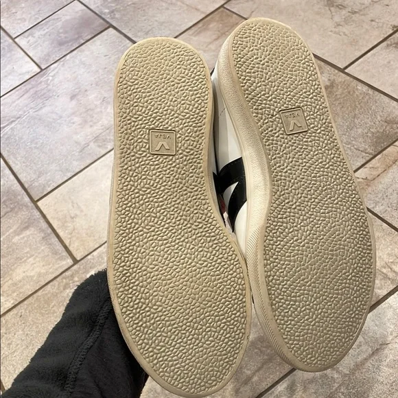 Veja Esplar Leather Low-Top Sneakers - Picture 6 of 7